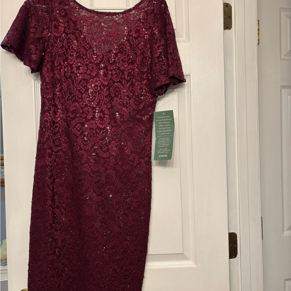 Chic Lace Midi Dress in Rich Burgundy